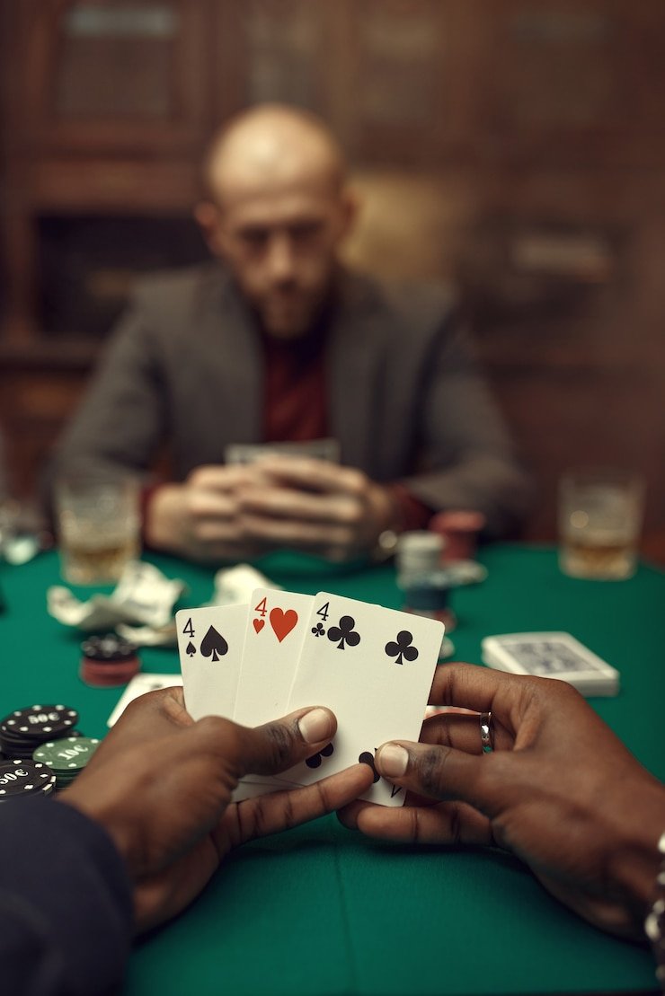 Meja Three Card Poker dengan dealer profesional dan kartu di platform agenbet